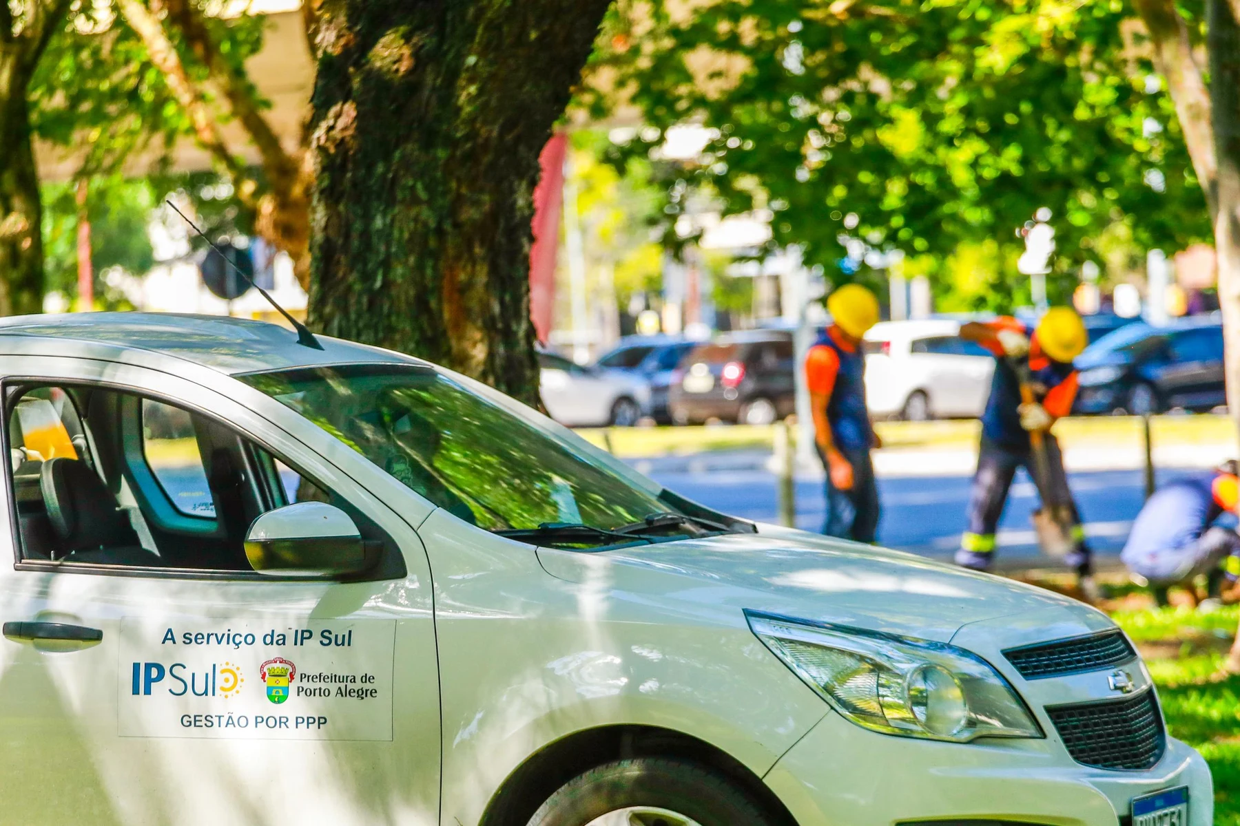 IPSul team and vehicle during lighting modernisation at Marinha do Brasil Park